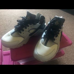 Nike huaraches size (8 Men )